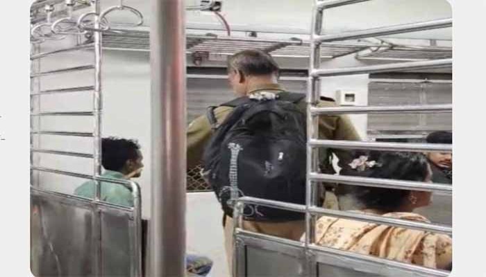 ট্রেনে মহিলা সহযাত্রীদের সামনে হস্তমৈথুন! দত্তপুকুর স্টেশনে বেঁধে মার অভিযুক্তকে
