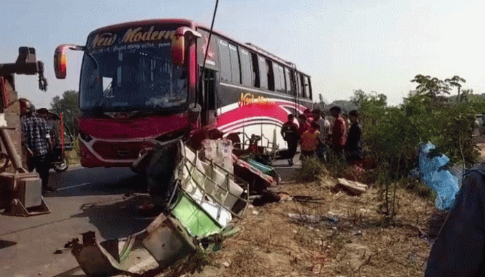 ভাঙ্গায় বাসচাপায় নিহত ৩