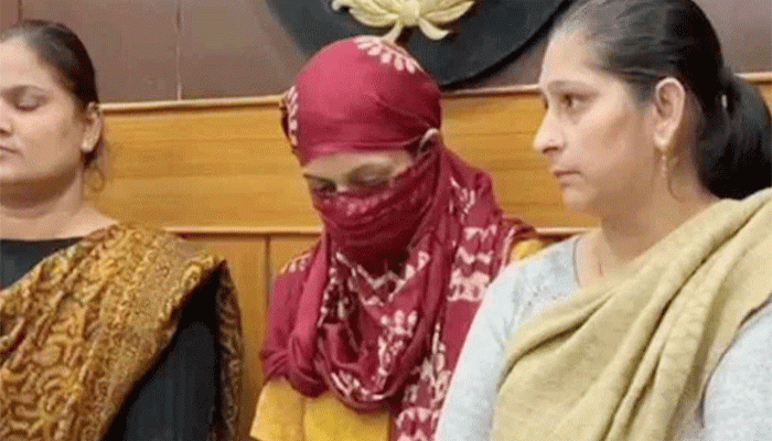 রূপে ঈর্ষান্বিত হয়ে নিজের সন্তানসহ ৪ শিশুকে হত্যা করলেন নারী