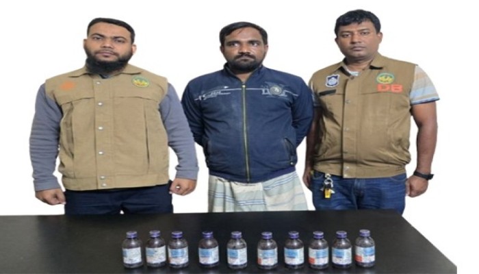 দশ বোতল বেরিকফসহ রাজশাহীতে মাদক ব্যবসায়ী আটক