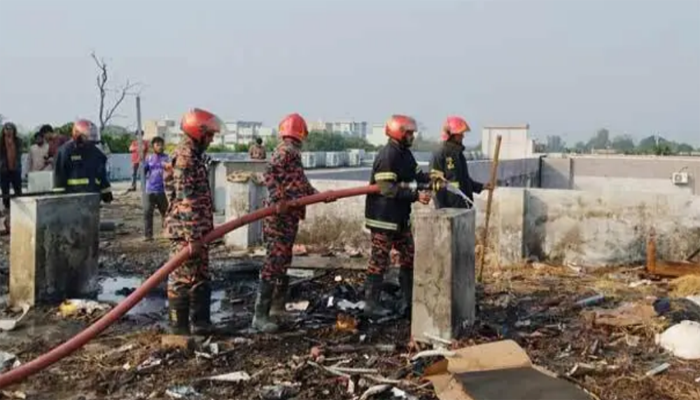 রাজশাহী বিশ্ববিদ্যালয়ের একাডেমিক ভবনের ছাদে আগুন, সরঞ্জাম পুড়ে ছাই