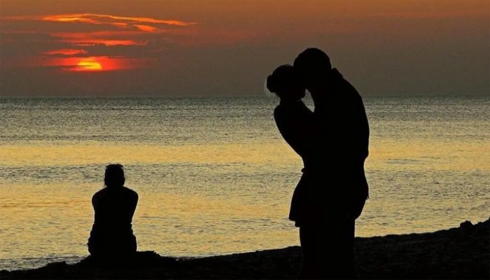 হোটেলে পরকীয়া প্রেমিকার সাথে স্বামীকে হাতেনাতে ধরলেন স্ত্রী