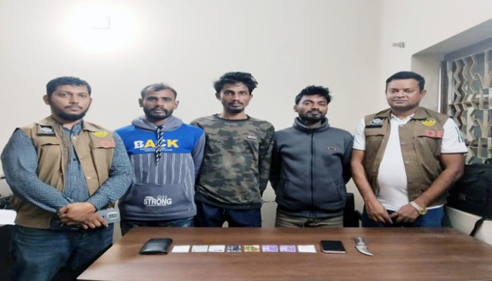 নগরীর রাজপাড়ায় তিন ছিনতাইকারী গ্রেফতার; চাকু, মোবাইল ও মোটরসাইকেল জব্দ