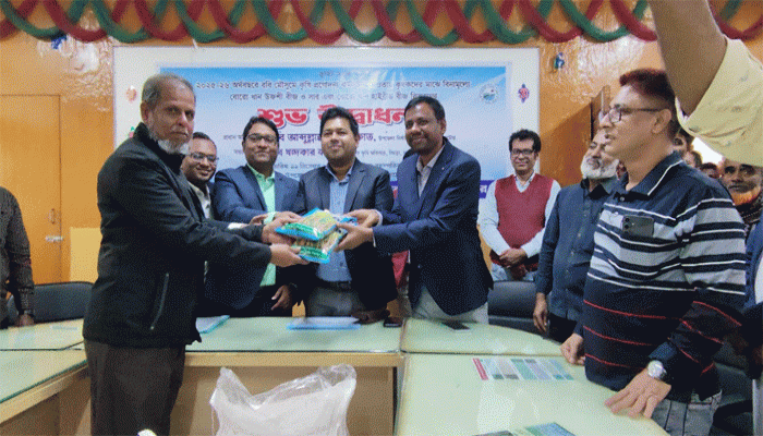 সিংড়ায় বিনামূল্যে ২ হাজার কৃষক পেল বোরো ধানের বীজ ও সার
