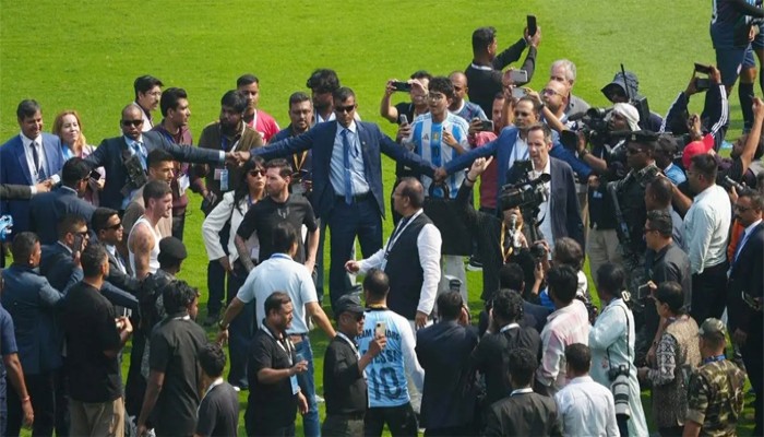 মেসির কলকাতা সফর ঘিরে বিশৃঙ্খলা: মূল উদ্যোক্তা গ্রেপ্তার, টাকা ফেরতের নির্দেশ পুলিশের