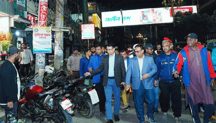ব্যানার-পোস্টার অপসারণ ও ফুটপাত দখল মুক্তকরণ কার্যক্রম পরিদর্শনে রাসিক প্রশাসক