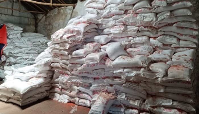 কালোবাজারের কব্জায় বরেন্দ্রের কৃষক: সরকারি ভর্তুকির সার কেনা লাগছে চড়া দামে, উৎপাদন ঝুঁকিতে কোটি টাকার ফসল!