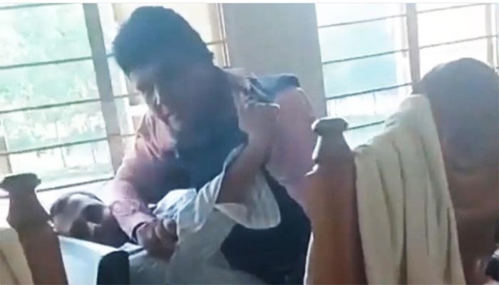 বিদ্যালয়ে ২ শিক্ষকের মারামারি : একজনকে বরখাস্ত, অন্যজনকে শোকজ