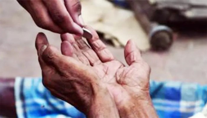 ভিক্ষুকের ৯০০ টাকা ‘ছিনতাই’, অতঃপর...