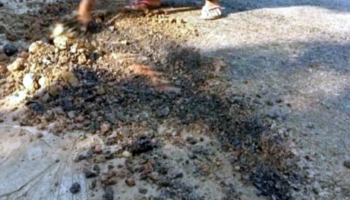 মান্দায় রাস্তার কার্পেটিং কাজে অনিয়মের অভিযোগ