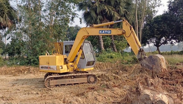 পুকুর খননে বাধা দেওয়ায় যুবককে হত্যা! রাজাবাড়িতে চলছে ফসলি জমি নিধনের উৎসব