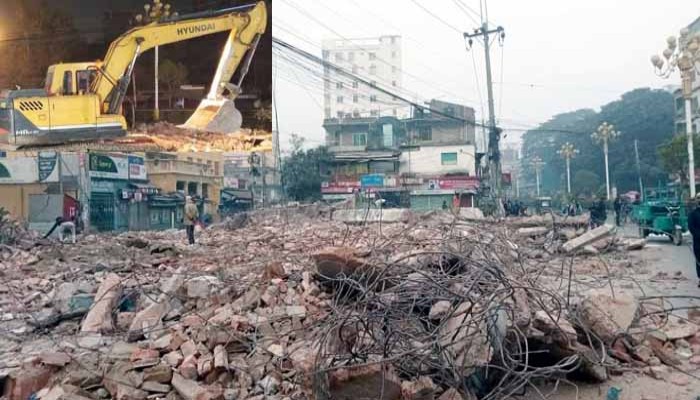 হাদির মৃত্যুর প্রতিবাদে বুলডোজার দিয়ে মহানগর আ’লীগ কার্যালয় মাটির সাথে মিশিয়ে দিল বিক্ষোভকারীরা