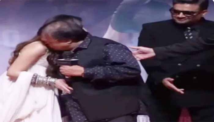 ৫০ বছরের ছোট অভিনেত্রীর উন্মুক্ত কাঁধে চুম্বন! কটাক্ষের ঠেলায় নাজেহাল বর্ষীয়ান রাকেশ