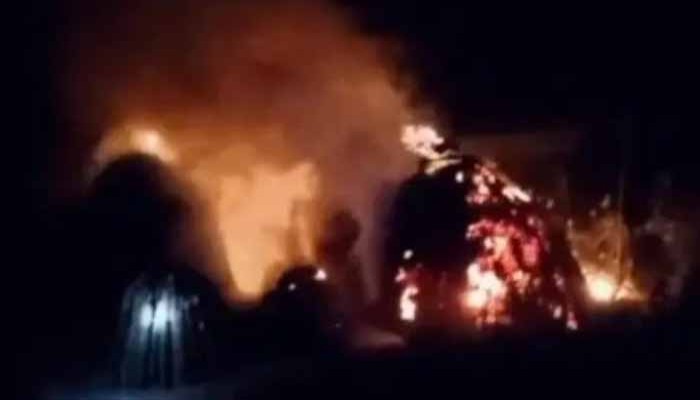 বাড়ির উঠানে মাটি ভরাটকে কেন্দ্র করে মারপিট ও অগ্নিসংযোগ অভিযোগ