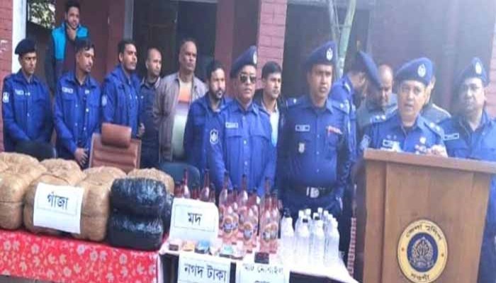নওগাঁ এসপির নেতৃত্বে বিশেষ অভিযানে ৭০ কেজি গাঁজাসহ দুই মাদক কারবারি আটক