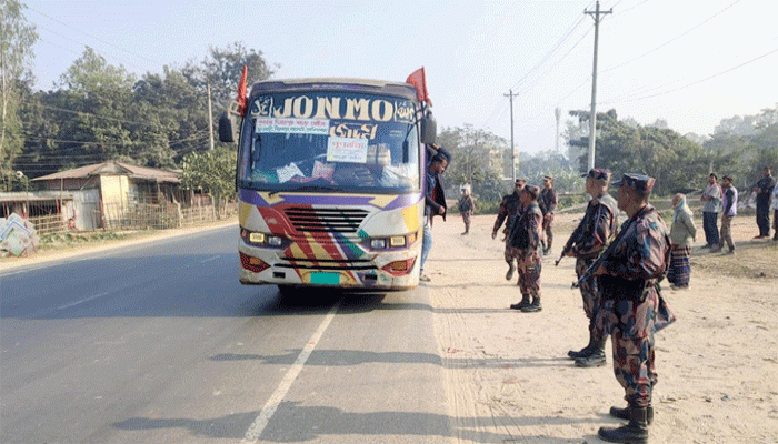 খুলনার গুলি ঘটনায় সতর্ক বিজিবি ফুলবাড়ী সীমান্তে বিশেষ টহল ও চেকপোস্ট