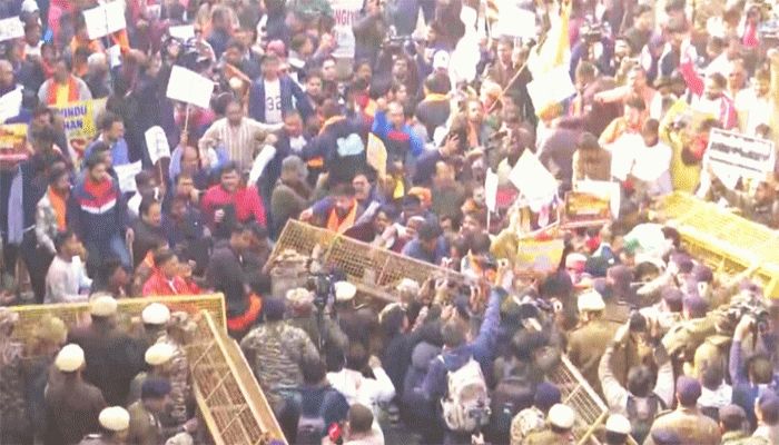 নয়াদিল্লিতে ব্যারিকেড ভেঙে বাংলাদেশ হাইকমিশনে প্রবেশের চেষ্টায় বিক্ষোভকারীরা