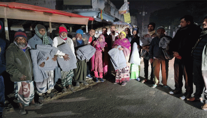 নিয়ামতপুরে শীতের রাতে শীতার্তরা পেলেন ইউএনও'র 'উষ্ণ উপহার'