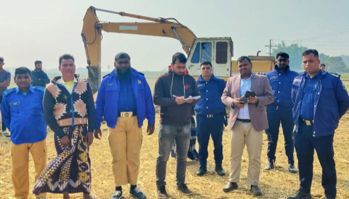 তানোরে ফসলি জমির মাটি কাটার অপরাধে ৫০ হাজার টাকা জরিমানা