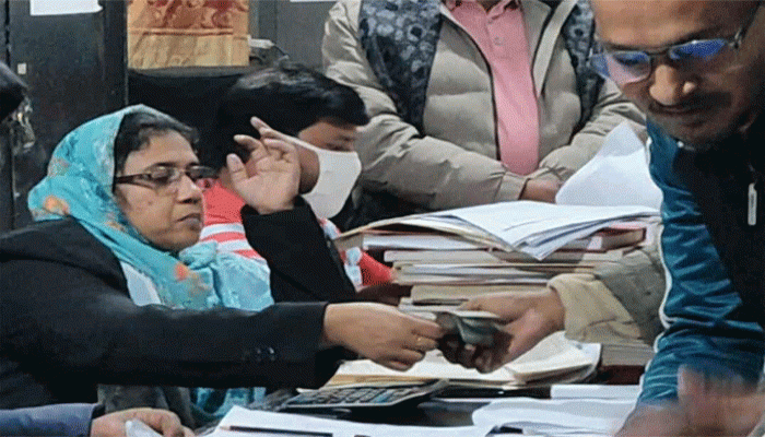 নিয়ামতপুরে সাব-রেজিস্ট্রি অফিসে ঘুষ নেওয়ার ভিডিও ভাইরাল