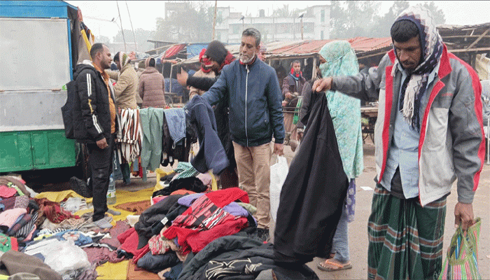 সিংড়ার ফুটপাতে জমজমাট শীতের কাপড় বেচাকেনা