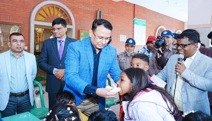 বড়দিন উপলক্ষে গির্জায় গিয়ে কেক কেটে শিশুদের তুলে খাওয়ালেন, আরএমপি পুলিশ কমিশনার