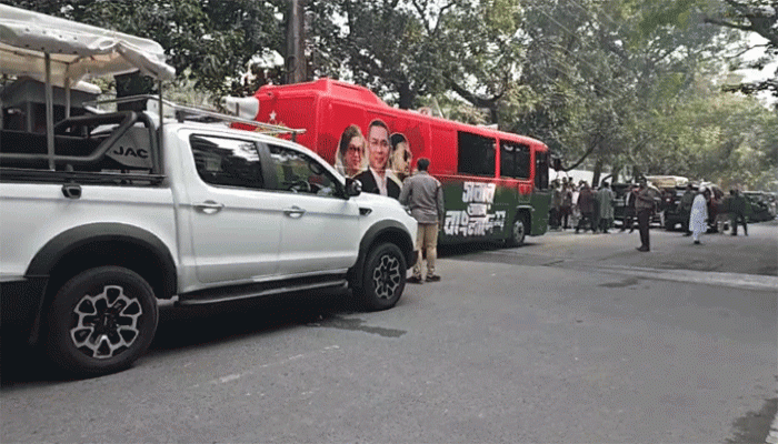 বাবার কবর জিয়ারত করতে জিয়া উদ্যানের পথে তারেক রহমান