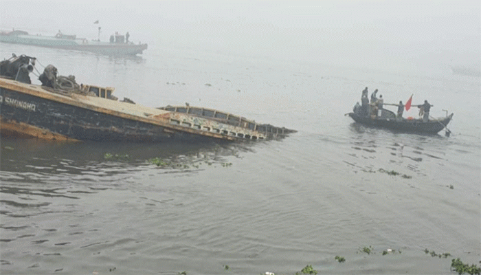 নারায়ণগঞ্জে লঞ্চের ধাক্কায় বাল্কহেডের দুই শ্রমিক নিখোঁজ