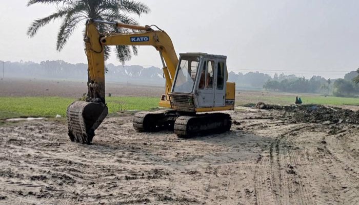 ফসলি জমির মাটি কাটায় এক্সেভেটর অকেজো করা হয়