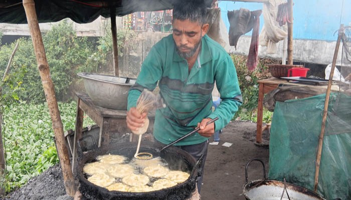 জিলাপি বিক্রি করে মাসে ৪০ হাজার টাকা  আয় করেন সিংড়ার আসাদ