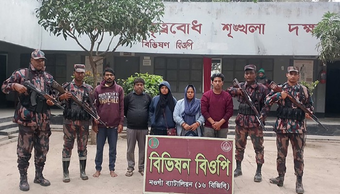 গোমস্তাপুর সীমান্ত দিয়ে পাঁচ বাংলাদেশিকে ঠেলে পাঠাল বিএসএফ