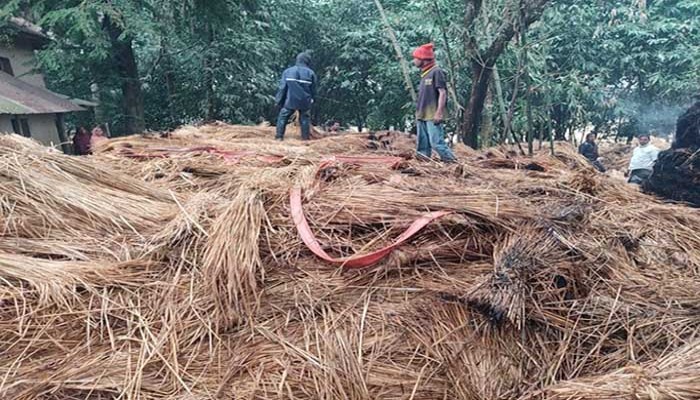 নিয়ামতপুরে খড়ের গাদায় আগুন, নেভাতে গিয়ে একজন দগ্ধ