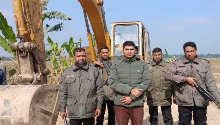 ফসলি জমির মাটি কাটায় এক্সেভেটর অকেজো করা হয়