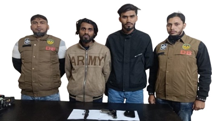 ছিনতাইয়ের প্রস্তুতিকালে রাজশাহীতে দুই যুবক গ্রেফতার, অস্ত্র ও চাকু উদ্ধার