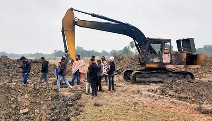 রাজশাহীতে ফসলি জমিতে থামছে না পুকুর খনন, ভেকুতে আগুন দিল বিক্ষুব্ধ গ্রামবাসী