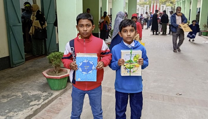 রাষ্ট্রীয় শোক ঘোষনা থাকায় রাজশাহীতে উৎসব ছাড়াই শিক্ষার্থীদের হাতে নতুন বই