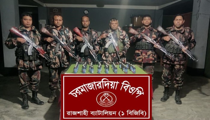 দামকুড়া সীমান্তে বিজিবি’র অভিযানে ভারতীয় ফেনসিডিল জব্দ
