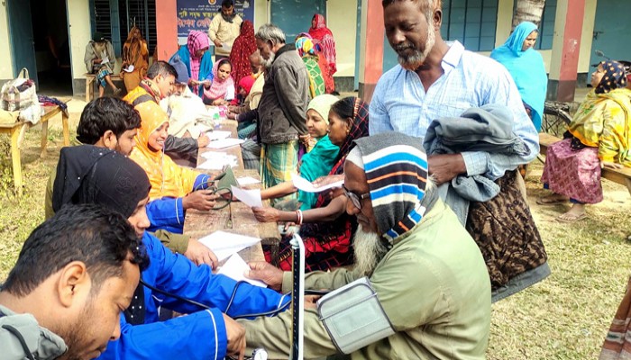 পত্নীতলায় আদিবাসিদের নিয়ে মেডিকেল ক্যাম্প অনুষ্ঠিত