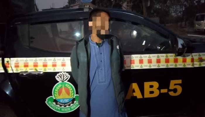 র‍্যাব পরিচয়ে লাখ টাকা হাতিয়ে নেওয়া চক্রের মূলহোতা মারুফ গোদাগাড়ীতে গ্রেফতার