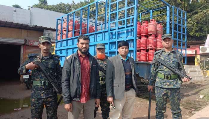 নোয়াখালীতে বেশি দামে গ্যাস সিলিন্ডার বিক্রির করায় ২০ হাজার টাকা জরিমানা