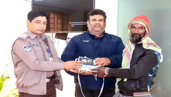 রিকশাচালকের সততা ও আরএমপির তৎপরতায় রাজশাহীতে হারানো হ্যান্ডব্যাগ মোবাইল উদ্ধার