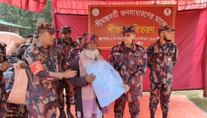 চাঁপাইনবাবগঞ্জ সীমান্ত এলাকায় শীতার্ত ও অসহায় মানুষের বিজিবি