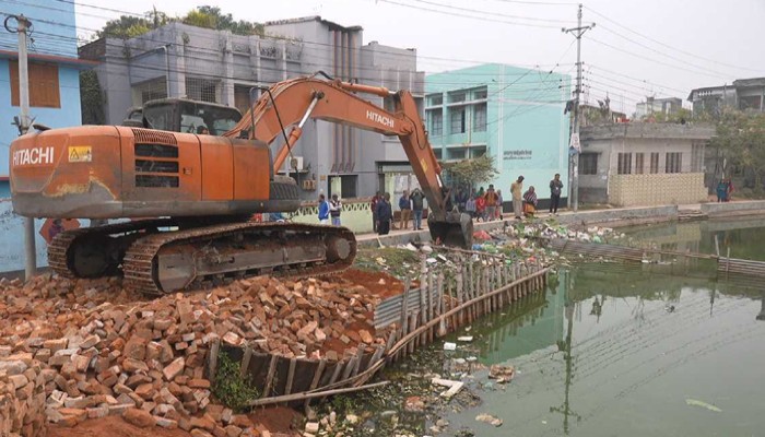 রাজশাহী নগরীতে পুকুর ভরাট বন্ধে প্রশাসনের অভিযান, পুনঃখনন শুরু