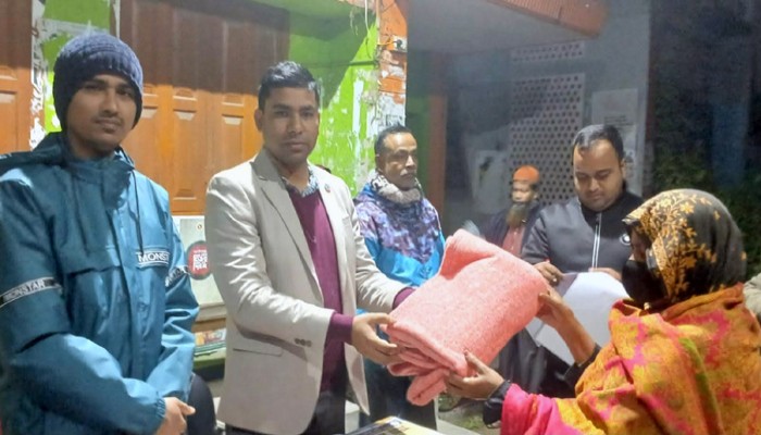 পুঠিয়া পৌরসভায় শীতবস্ত্র বিতরণ