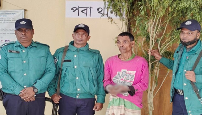 পবায় সাড়ে ৯ ফুট গাঁজার গাছ-সহ গ্রেফতার-১