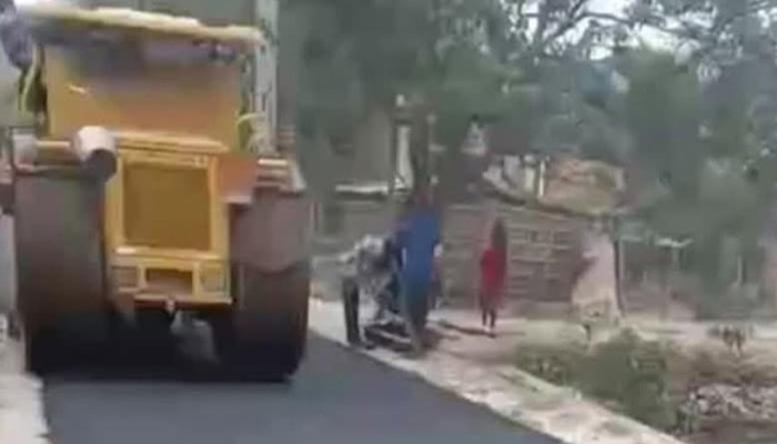 গোদাগাড়ীতে রাস্তার কার্পেটিং কাজে অনিয়মের অভিযোগ