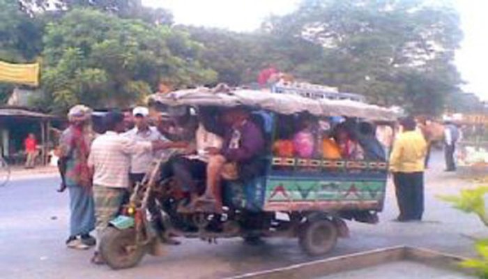 তানোরে সুদের টাকা আদায় করতে ভুটভুটি গাড়ি আটক