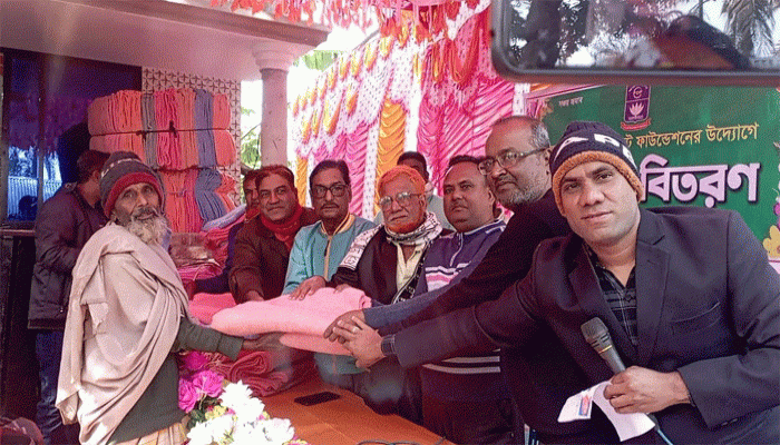 লালপুরে ফুলজান ডেভেলপমেন্ট ফাউন্ডেশনের উদ্যোগে শীতবস্ত্র বিতরণ