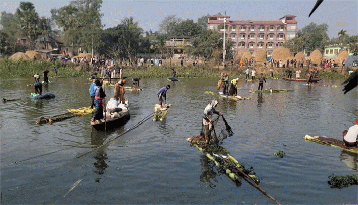 সিংড়ায় কলাগাছের ভেলায় মাছ ধরা উৎসব