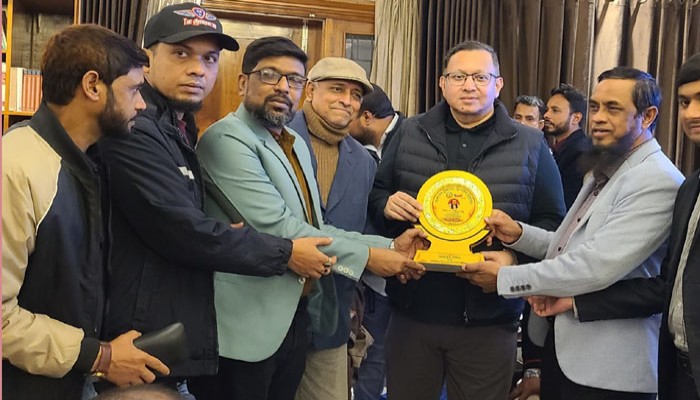 ঢাকা–১৪ আসনে এমপি পদপ্রার্থী এস এ সিদ্দিক সাজুকে ট্র্যাবের বিশেষ সম্মাননা